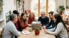 Vereinsmitglieder besprechen ihr Digitalprojekt am Laptop